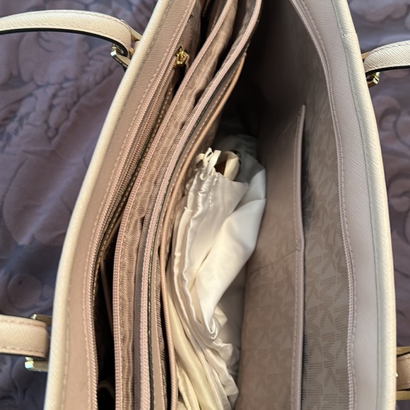 vintage pink Michael Kors bag in brand new condition with two dust bags included - Picture 7 of 9